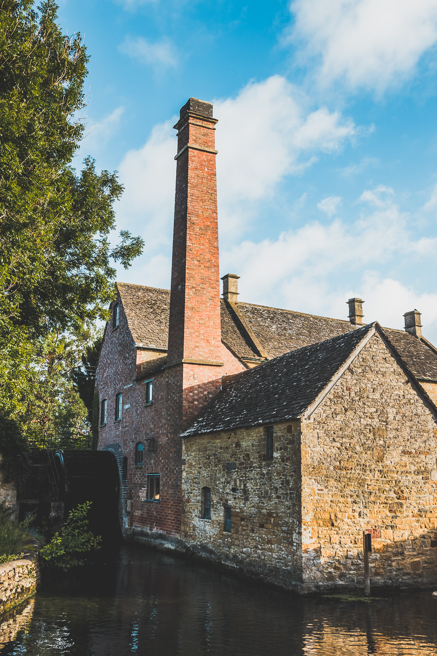 Découvrez les trésors cachés des Cotswolds au Royaume-Uni ! Plongez dans un paysage enchanteur, explorez des villages pittoresques et imprégnez-vous de l'histoire britannique. Parfait pour les road trips en van, les vacances en famille ou entre amis. Préparez-vous à être émerveillés par l'Angleterre rurale. Cliquez pour planifier votre escapade idéale dans le sud de l'Angleterre !