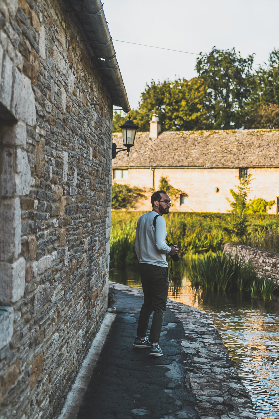 Découvrez les trésors cachés des Cotswolds au Royaume-Uni ! Plongez dans un paysage enchanteur, explorez des villages pittoresques et imprégnez-vous de l'histoire britannique. Parfait pour les road trips en van, les vacances en famille ou entre amis. Préparez-vous à être émerveillés par l'Angleterre rurale. Cliquez pour planifier votre escapade idéale dans le sud de l'Angleterre !