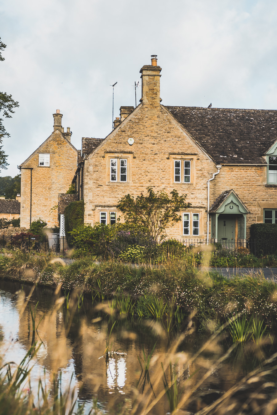 Découvrez les trésors cachés des Cotswolds au Royaume-Uni ! Plongez dans un paysage enchanteur, explorez des villages pittoresques et imprégnez-vous de l'histoire britannique. Parfait pour les road trips en van, les vacances en famille ou entre amis. Préparez-vous à être émerveillés par l'Angleterre rurale. Cliquez pour planifier votre escapade idéale dans le sud de l'Angleterre !