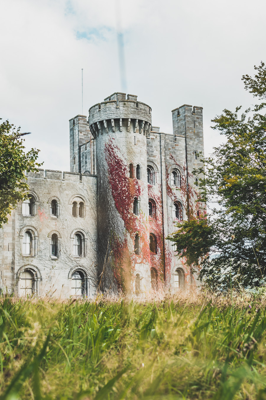 Découvrez le road trip en van ultime à travers la Grande-Bretagne ! Parcourez les paysages époustouflants du Pays de Galles, explorez ses monuments historiques et vivez l'aventure Vanlife. Parfait pour les voyageurs, couples, familles et amis en quête de liberté et de découverte. En route pour un voyage inoubliable à travers l'Europe ! Cliquez pour découvrir nos itinéraires, astuces et conseils pour un road trip parfait au Royaume-Uni. Ne manquez pas cette occasion de créer des souvenirs incroyables !