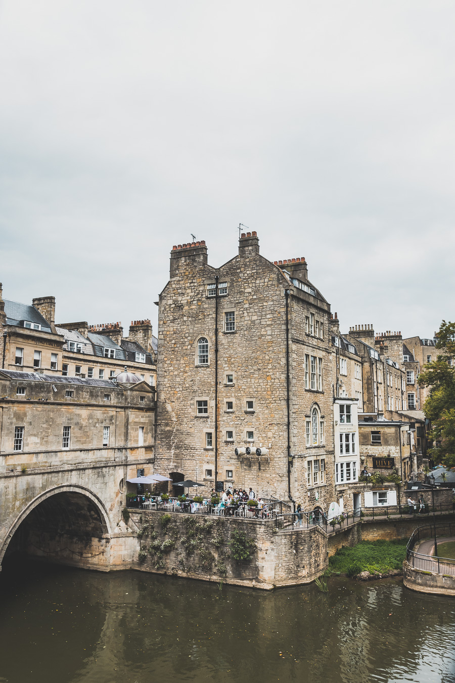 🔎 Découvrez Bath, joyau du Sud de l'Angleterre! 🏛️ Plongez dans l'élégance géorgienne en visitant Bath, avec ses thermes romains, l'Abbaye majestueuse et le célèbre Royal Crescent. 🌟 Que vous soyez en road trip en van, en escapade romantique ou en vacances en famille, laissez-vous charmer par cette ville historique. 📸 Cliquez pour explorer les trésors cachés de Bath et vivre un voyage inoubliable au Royaume-Uni! 🇬🇧 #VisiterBath #VoyageAngleterre #Vanlife #CityTripEurope