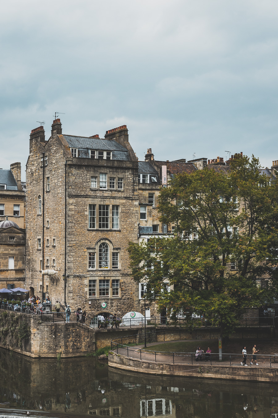 🔎 Découvrez Bath, joyau du Sud de l'Angleterre! 🏛️ Plongez dans l'élégance géorgienne en visitant Bath, avec ses thermes romains, l'Abbaye majestueuse et le célèbre Royal Crescent. 🌟 Que vous soyez en road trip en van, en escapade romantique ou en vacances en famille, laissez-vous charmer par cette ville historique. 📸 Cliquez pour explorer les trésors cachés de Bath et vivre un voyage inoubliable au Royaume-Uni! 🇬🇧 #VisiterBath #VoyageAngleterre #Vanlife #CityTripEurope