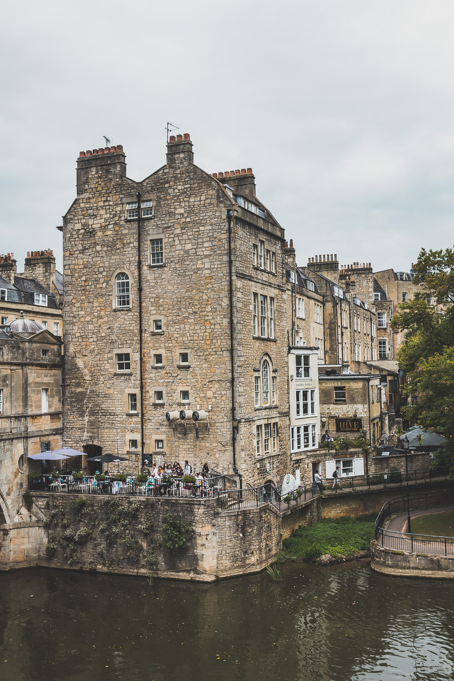 🔎 Découvrez Bath, joyau du Sud de l'Angleterre! 🏛️ Plongez dans l'élégance géorgienne en visitant Bath, avec ses thermes romains, l'Abbaye majestueuse et le célèbre Royal Crescent. 🌟 Que vous soyez en road trip en van, en escapade romantique ou en vacances en famille, laissez-vous charmer par cette ville historique. 📸 Cliquez pour explorer les trésors cachés de Bath et vivre un voyage inoubliable au Royaume-Uni! 🇬🇧 #VisiterBath #VoyageAngleterre #Vanlife #CityTripEurope