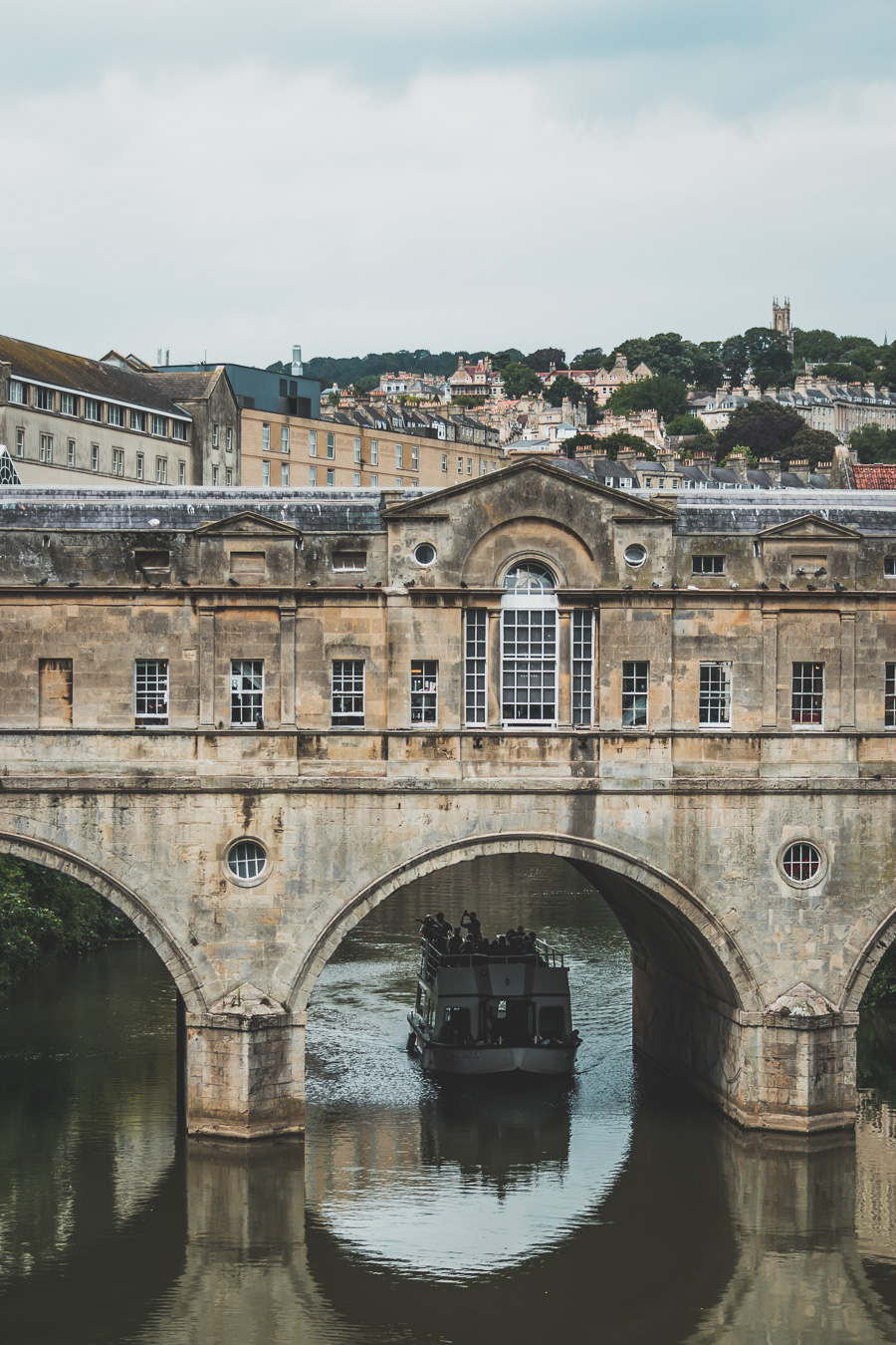 🔎 Découvrez Bath, joyau du Sud de l'Angleterre! 🏛️ Plongez dans l'élégance géorgienne en visitant Bath, avec ses thermes romains, l'Abbaye majestueuse et le célèbre Royal Crescent. 🌟 Que vous soyez en road trip en van, en escapade romantique ou en vacances en famille, laissez-vous charmer par cette ville historique. 📸 Cliquez pour explorer les trésors cachés de Bath et vivre un voyage inoubliable au Royaume-Uni! 🇬🇧 #VisiterBath #VoyageAngleterre #Vanlife #CityTripEurope