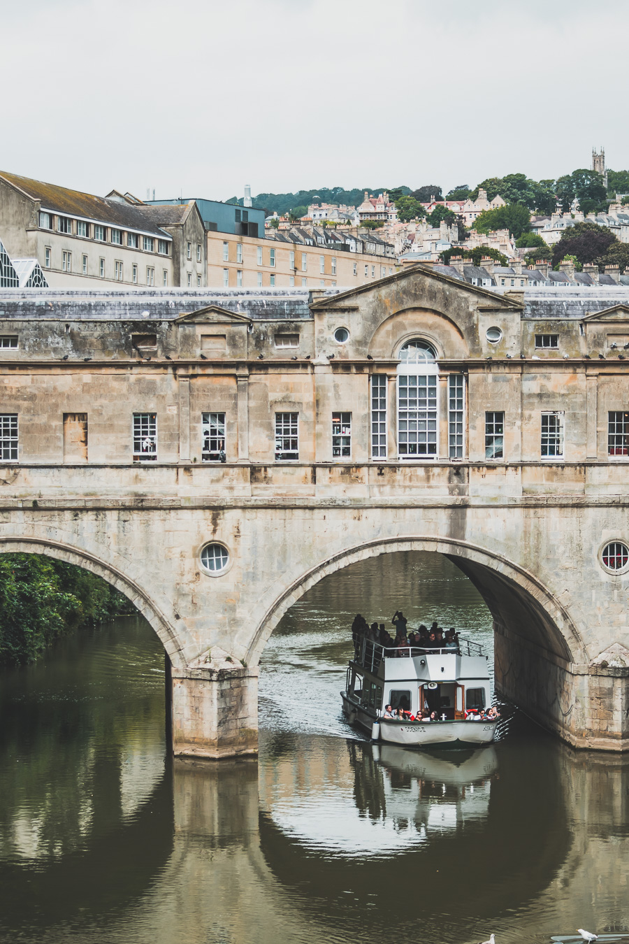 🔎 Découvrez Bath, joyau du Sud de l'Angleterre! 🏛️ Plongez dans l'élégance géorgienne en visitant Bath, avec ses thermes romains, l'Abbaye majestueuse et le célèbre Royal Crescent. 🌟 Que vous soyez en road trip en van, en escapade romantique ou en vacances en famille, laissez-vous charmer par cette ville historique. 📸 Cliquez pour explorer les trésors cachés de Bath et vivre un voyage inoubliable au Royaume-Uni! 🇬🇧 #VisiterBath #VoyageAngleterre #Vanlife #CityTripEurope