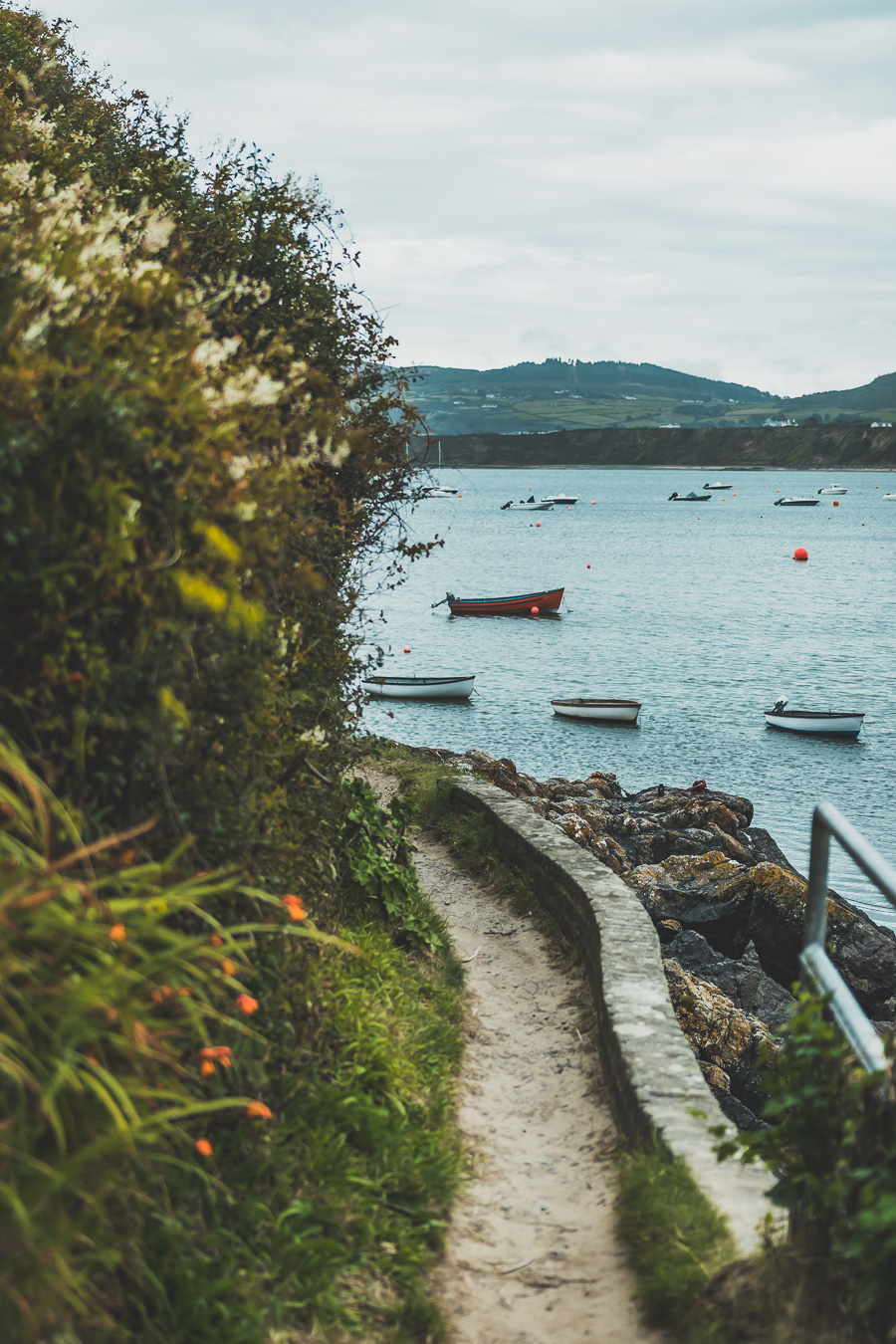 Découvrez le road trip en van ultime à travers la Grande-Bretagne ! Parcourez les paysages époustouflants du Pays de Galles, explorez ses monuments historiques et vivez l'aventure Vanlife. Parfait pour les voyageurs, couples, familles et amis en quête de liberté et de découverte. En route pour un voyage inoubliable à travers l'Europe ! Cliquez pour découvrir nos itinéraires, astuces et conseils pour un road trip parfait au Royaume-Uni. Ne manquez pas cette occasion de créer des souvenirs incroyables !