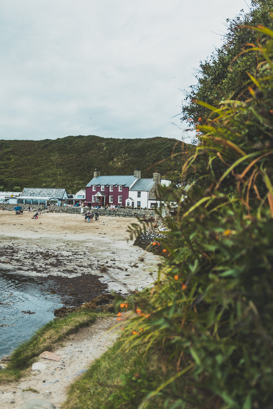 Découvrez le road trip en van ultime à travers la Grande-Bretagne ! Parcourez les paysages époustouflants du Pays de Galles, explorez ses monuments historiques et vivez l'aventure Vanlife. Parfait pour les voyageurs, couples, familles et amis en quête de liberté et de découverte. En route pour un voyage inoubliable à travers l'Europe ! Cliquez pour découvrir nos itinéraires, astuces et conseils pour un road trip parfait au Royaume-Uni. Ne manquez pas cette occasion de créer des souvenirs incroyables !