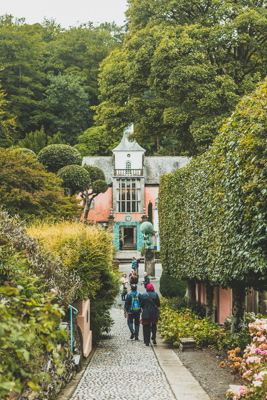 Découvrez le road trip en van ultime à travers la Grande-Bretagne ! Parcourez les paysages époustouflants du Pays de Galles, explorez ses monuments historiques et vivez l'aventure Vanlife. Parfait pour les voyageurs, couples, familles et amis en quête de liberté et de découverte. En route pour un voyage inoubliable à travers l'Europe ! Cliquez pour découvrir nos itinéraires, astuces et conseils pour un road trip parfait au Royaume-Uni. Ne manquez pas cette occasion de créer des souvenirs incroyables !