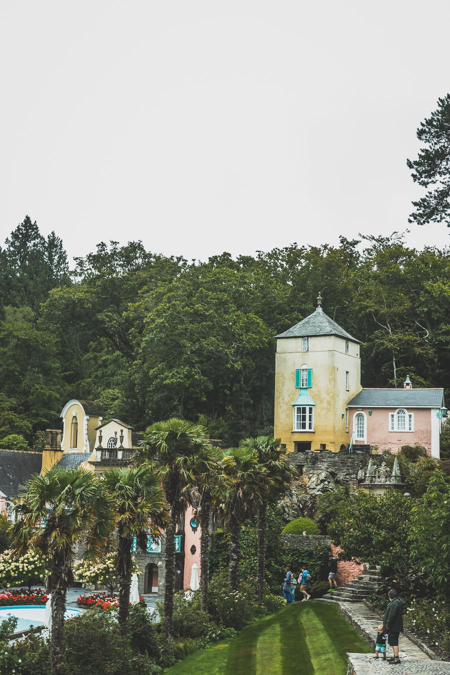 Découvrez le road trip en van ultime à travers la Grande-Bretagne ! Parcourez les paysages époustouflants du Pays de Galles, explorez ses monuments historiques et vivez l'aventure Vanlife. Parfait pour les voyageurs, couples, familles et amis en quête de liberté et de découverte. En route pour un voyage inoubliable à travers l'Europe ! Cliquez pour découvrir nos itinéraires, astuces et conseils pour un road trip parfait au Royaume-Uni. Ne manquez pas cette occasion de créer des souvenirs incroyables !