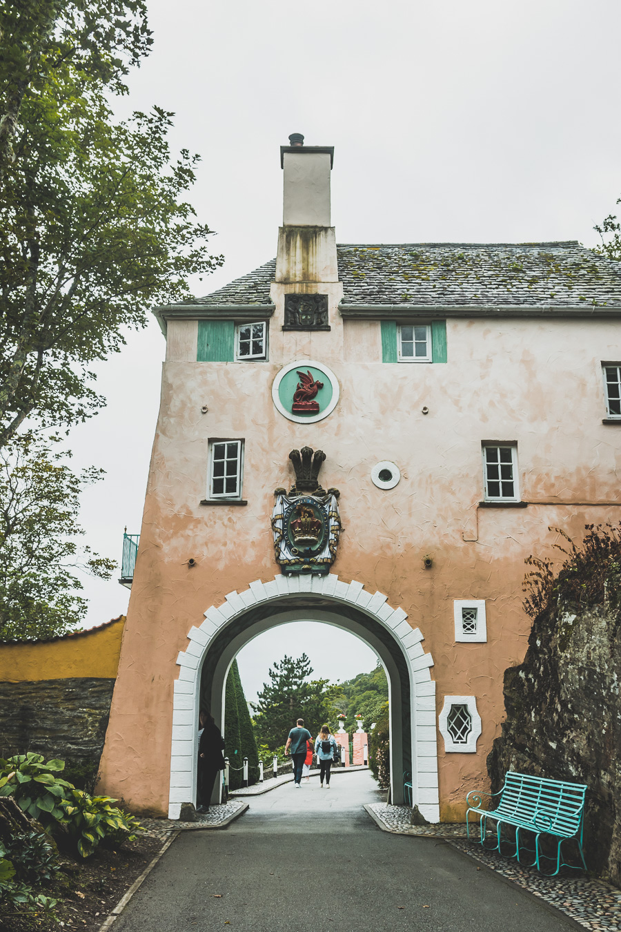 Découvrez le road trip en van ultime à travers la Grande-Bretagne ! Parcourez les paysages époustouflants du Pays de Galles, explorez ses monuments historiques et vivez l'aventure Vanlife. Parfait pour les voyageurs, couples, familles et amis en quête de liberté et de découverte. En route pour un voyage inoubliable à travers l'Europe ! Cliquez pour découvrir nos itinéraires, astuces et conseils pour un road trip parfait au Royaume-Uni. Ne manquez pas cette occasion de créer des souvenirs incroyables !