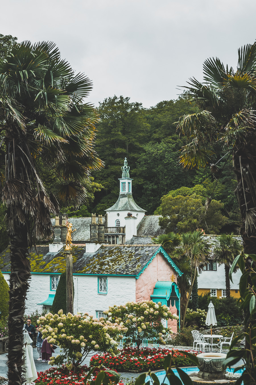 Découvrez le road trip en van ultime à travers la Grande-Bretagne ! Parcourez les paysages époustouflants du Pays de Galles, explorez ses monuments historiques et vivez l'aventure Vanlife. Parfait pour les voyageurs, couples, familles et amis en quête de liberté et de découverte. En route pour un voyage inoubliable à travers l'Europe ! Cliquez pour découvrir nos itinéraires, astuces et conseils pour un road trip parfait au Royaume-Uni. Ne manquez pas cette occasion de créer des souvenirs incroyables !