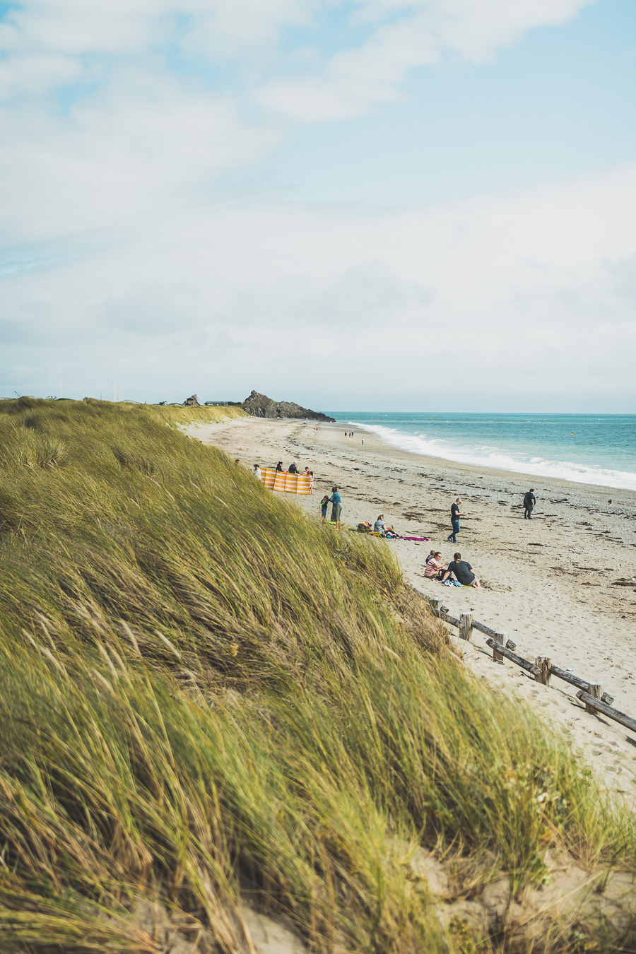 Découvrez le road trip en van ultime à travers la Grande-Bretagne ! Parcourez les paysages époustouflants du Pays de Galles, explorez ses monuments historiques et vivez l'aventure Vanlife. Parfait pour les voyageurs, couples, familles et amis en quête de liberté et de découverte. En route pour un voyage inoubliable à travers l'Europe ! Cliquez pour découvrir nos itinéraires, astuces et conseils pour un road trip parfait au Royaume-Uni. Ne manquez pas cette occasion de créer des souvenirs incroyables !