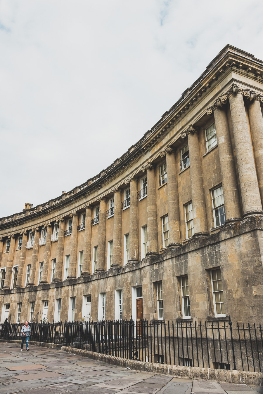 🔎 Découvrez Bath, joyau du Sud de l'Angleterre! 🏛️ Plongez dans l'élégance géorgienne en visitant Bath, avec ses thermes romains, l'Abbaye majestueuse et le célèbre Royal Crescent. 🌟 Que vous soyez en road trip en van, en escapade romantique ou en vacances en famille, laissez-vous charmer par cette ville historique. 📸 Cliquez pour explorer les trésors cachés de Bath et vivre un voyage inoubliable au Royaume-Uni! 🇬🇧 #VisiterBath #VoyageAngleterre #Vanlife #CityTripEurope