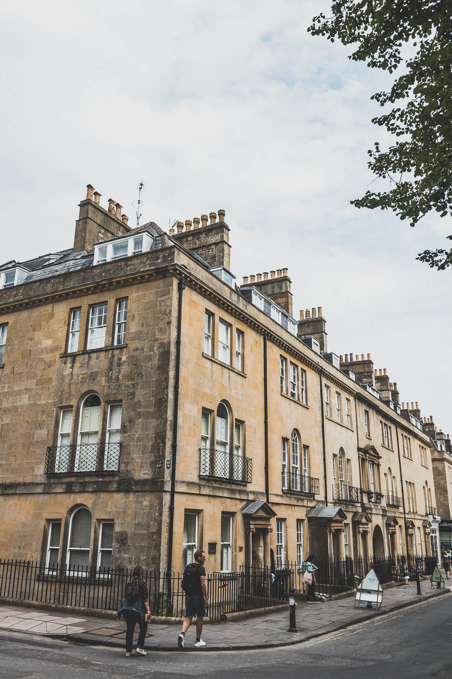 🔎 Découvrez Bath, joyau du Sud de l'Angleterre! 🏛️ Plongez dans l'élégance géorgienne en visitant Bath, avec ses thermes romains, l'Abbaye majestueuse et le célèbre Royal Crescent. 🌟 Que vous soyez en road trip en van, en escapade romantique ou en vacances en famille, laissez-vous charmer par cette ville historique. 📸 Cliquez pour explorer les trésors cachés de Bath et vivre un voyage inoubliable au Royaume-Uni! 🇬🇧 #VisiterBath #VoyageAngleterre #Vanlife #CityTripEurope