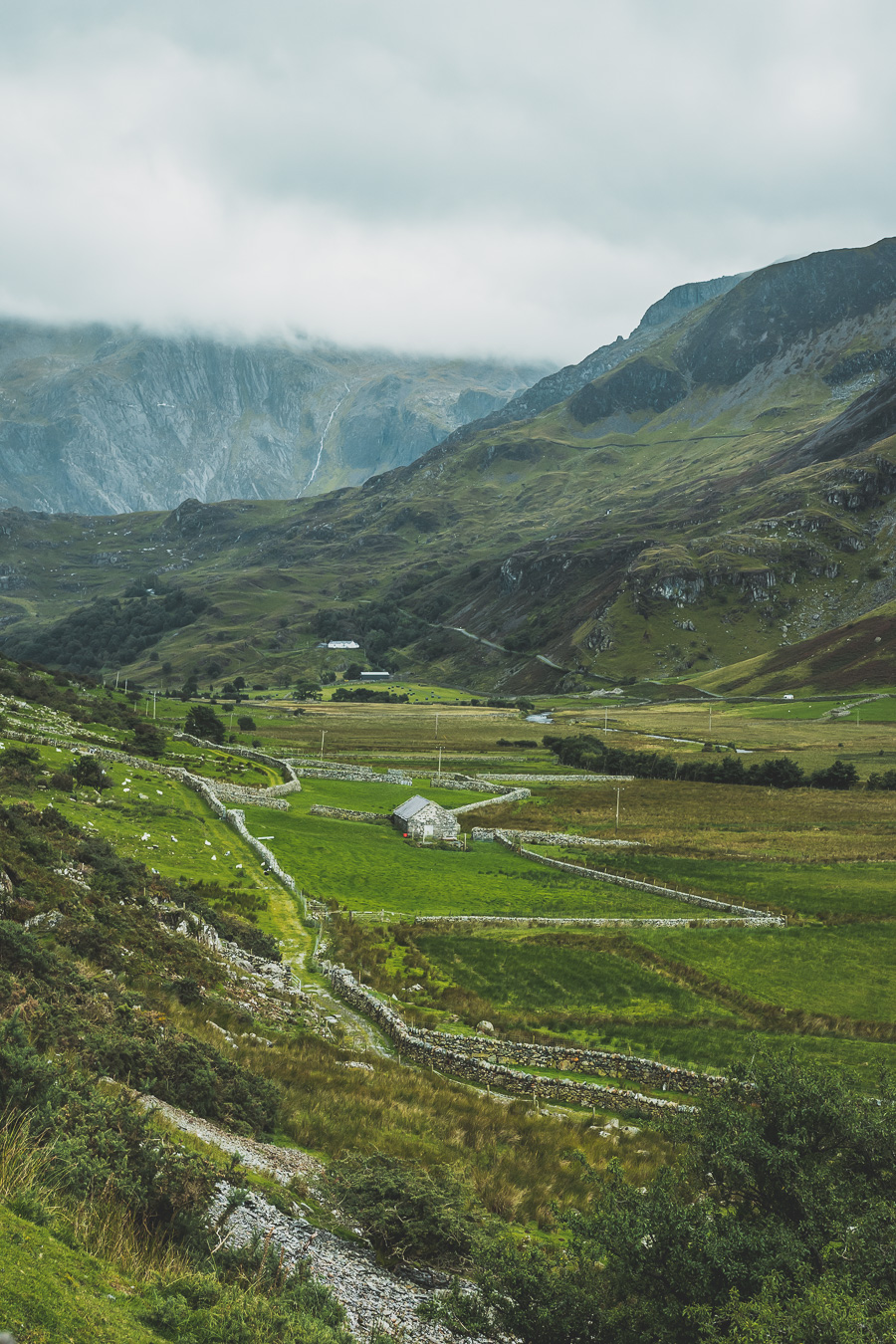 Découvrez le road trip en van ultime à travers la Grande-Bretagne ! Parcourez les paysages époustouflants du Pays de Galles, explorez ses monuments historiques et vivez l'aventure Vanlife. Parfait pour les voyageurs, couples, familles et amis en quête de liberté et de découverte. En route pour un voyage inoubliable à travers l'Europe ! Cliquez pour découvrir nos itinéraires, astuces et conseils pour un road trip parfait au Royaume-Uni. Ne manquez pas cette occasion de créer des souvenirs incroyables !