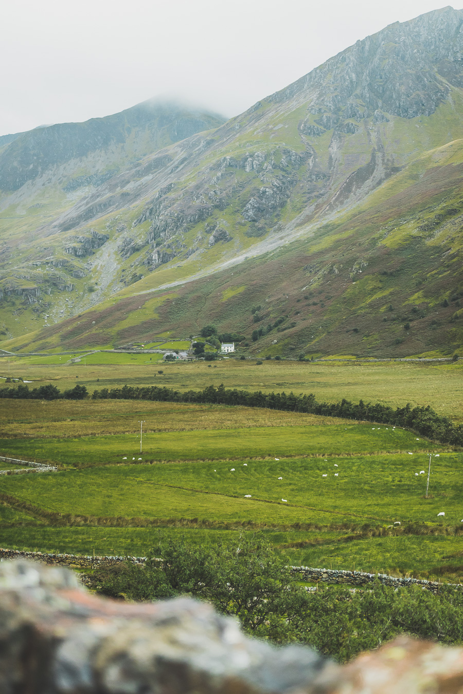 Découvrez le road trip en van ultime à travers la Grande-Bretagne ! Parcourez les paysages époustouflants du Pays de Galles, explorez ses monuments historiques et vivez l'aventure Vanlife. Parfait pour les voyageurs, couples, familles et amis en quête de liberté et de découverte. En route pour un voyage inoubliable à travers l'Europe ! Cliquez pour découvrir nos itinéraires, astuces et conseils pour un road trip parfait au Royaume-Uni. Ne manquez pas cette occasion de créer des souvenirs incroyables !