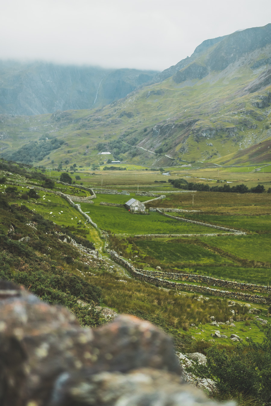 Découvrez le road trip en van ultime à travers la Grande-Bretagne ! Parcourez les paysages époustouflants du Pays de Galles, explorez ses monuments historiques et vivez l'aventure Vanlife. Parfait pour les voyageurs, couples, familles et amis en quête de liberté et de découverte. En route pour un voyage inoubliable à travers l'Europe ! Cliquez pour découvrir nos itinéraires, astuces et conseils pour un road trip parfait au Royaume-Uni. Ne manquez pas cette occasion de créer des souvenirs incroyables !