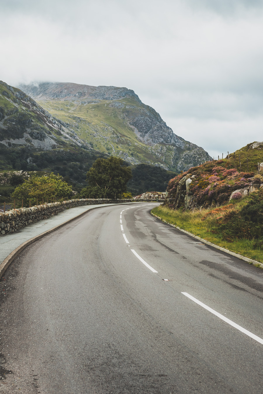 Découvrez le road trip en van ultime à travers la Grande-Bretagne ! Parcourez les paysages époustouflants du Pays de Galles, explorez ses monuments historiques et vivez l'aventure Vanlife. Parfait pour les voyageurs, couples, familles et amis en quête de liberté et de découverte. En route pour un voyage inoubliable à travers l'Europe ! Cliquez pour découvrir nos itinéraires, astuces et conseils pour un road trip parfait au Royaume-Uni. Ne manquez pas cette occasion de créer des souvenirs incroyables !