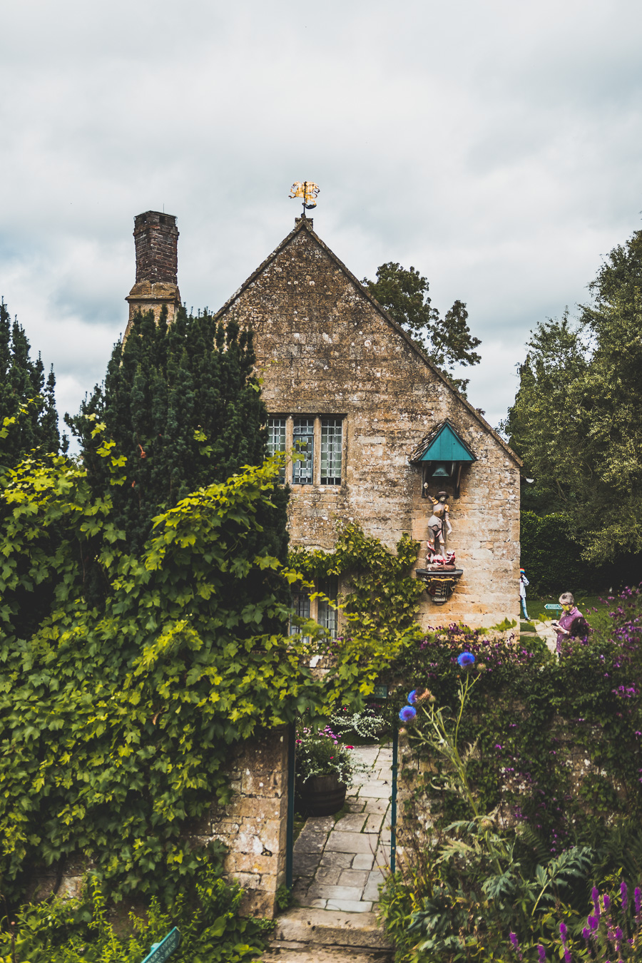 Découvrez les trésors cachés des Cotswolds au Royaume-Uni ! Plongez dans un paysage enchanteur, explorez des villages pittoresques et imprégnez-vous de l'histoire britannique. Parfait pour les road trips en van, les vacances en famille ou entre amis. Préparez-vous à être émerveillés par l'Angleterre rurale. Cliquez pour planifier votre escapade idéale dans le sud de l'Angleterre !