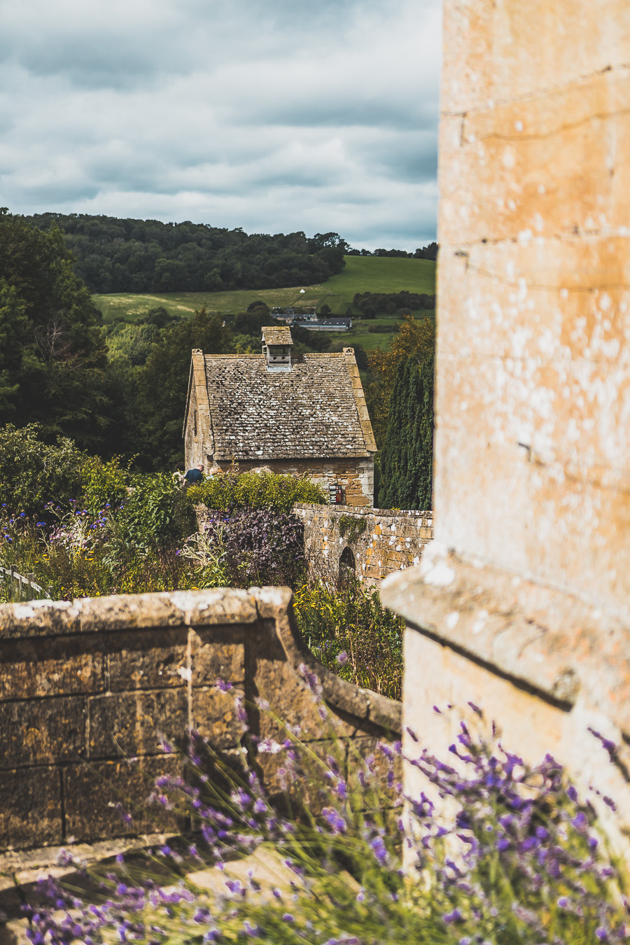 Découvrez les trésors cachés des Cotswolds au Royaume-Uni ! Plongez dans un paysage enchanteur, explorez des villages pittoresques et imprégnez-vous de l'histoire britannique. Parfait pour les road trips en van, les vacances en famille ou entre amis. Préparez-vous à être émerveillés par l'Angleterre rurale. Cliquez pour planifier votre escapade idéale dans le sud de l'Angleterre !