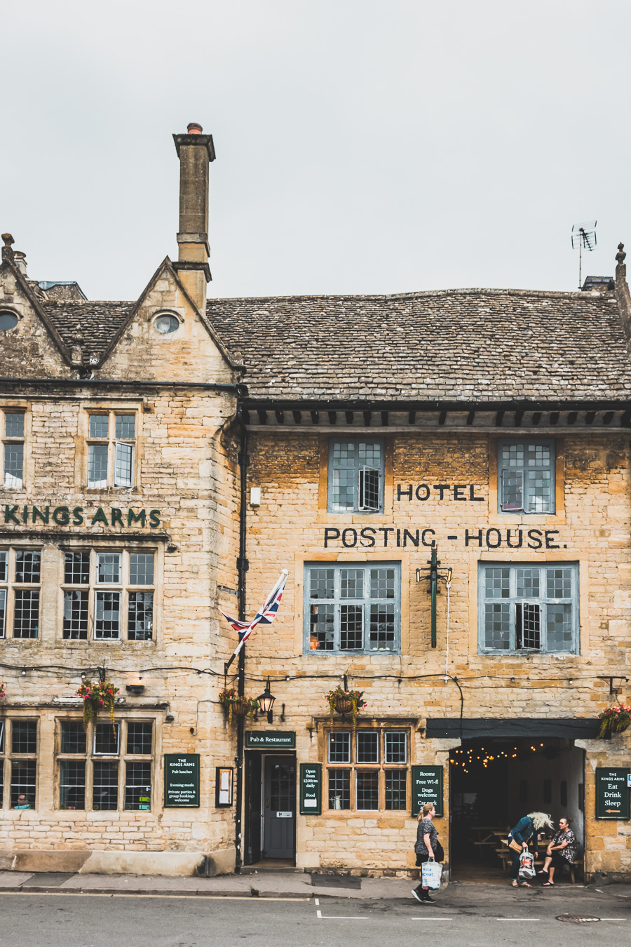 Découvrez les trésors cachés des Cotswolds au Royaume-Uni ! Plongez dans un paysage enchanteur, explorez des villages pittoresques et imprégnez-vous de l'histoire britannique. Parfait pour les road trips en van, les vacances en famille ou entre amis. Préparez-vous à être émerveillés par l'Angleterre rurale. Cliquez pour planifier votre escapade idéale dans le sud de l'Angleterre !