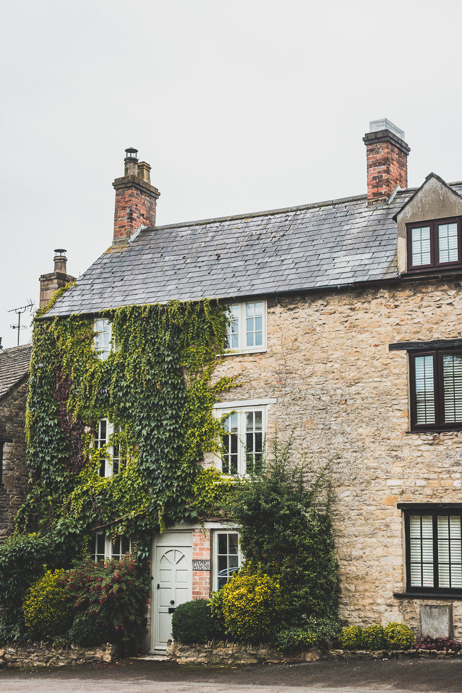 Découvrez les trésors cachés des Cotswolds au Royaume-Uni ! Plongez dans un paysage enchanteur, explorez des villages pittoresques et imprégnez-vous de l'histoire britannique. Parfait pour les road trips en van, les vacances en famille ou entre amis. Préparez-vous à être émerveillés par l'Angleterre rurale. Cliquez pour planifier votre escapade idéale dans le sud de l'Angleterre !