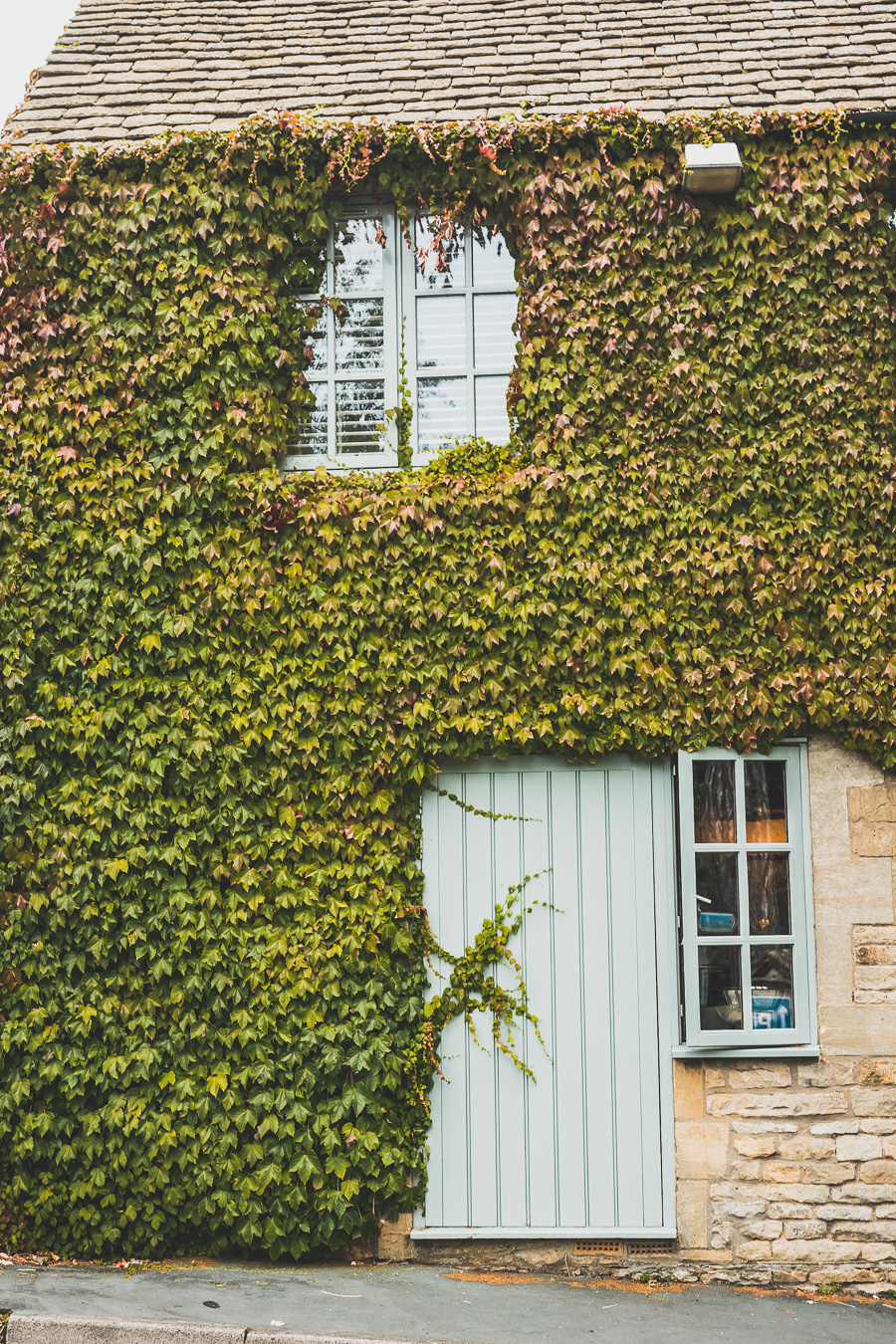 Découvrez les trésors cachés des Cotswolds au Royaume-Uni ! Plongez dans un paysage enchanteur, explorez des villages pittoresques et imprégnez-vous de l'histoire britannique. Parfait pour les road trips en van, les vacances en famille ou entre amis. Préparez-vous à être émerveillés par l'Angleterre rurale. Cliquez pour planifier votre escapade idéale dans le sud de l'Angleterre !