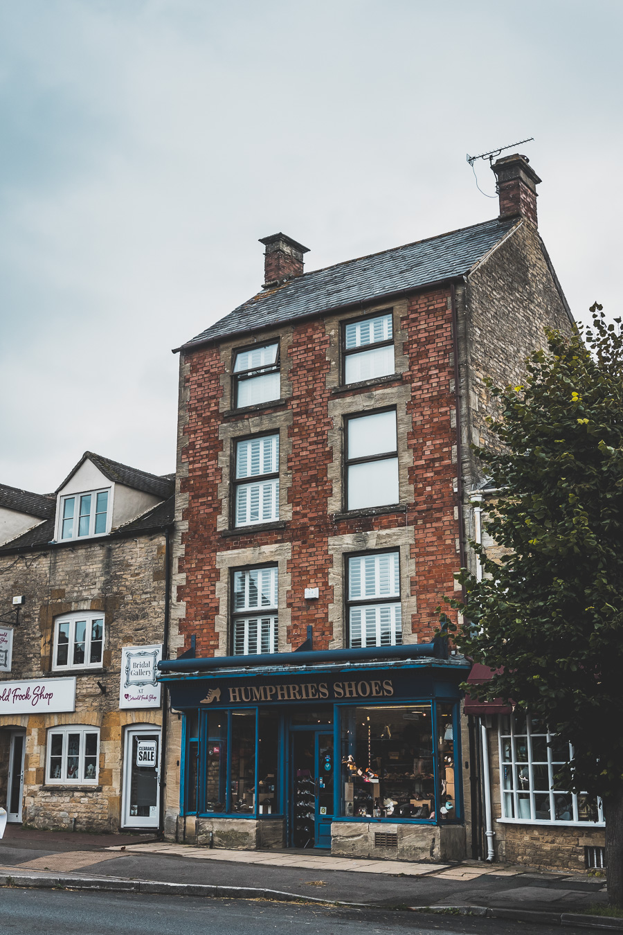 Découvrez les trésors cachés des Cotswolds au Royaume-Uni ! Plongez dans un paysage enchanteur, explorez des villages pittoresques et imprégnez-vous de l'histoire britannique. Parfait pour les road trips en van, les vacances en famille ou entre amis. Préparez-vous à être émerveillés par l'Angleterre rurale. Cliquez pour planifier votre escapade idéale dans le sud de l'Angleterre !