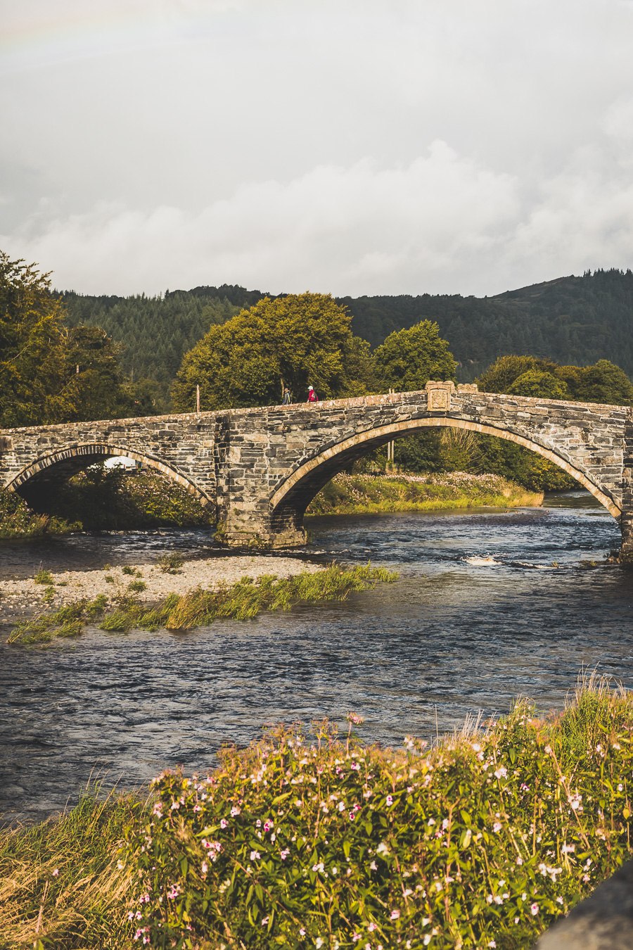 Découvrez le road trip en van ultime à travers la Grande-Bretagne ! Parcourez les paysages époustouflants du Pays de Galles, explorez ses monuments historiques et vivez l'aventure Vanlife. Parfait pour les voyageurs, couples, familles et amis en quête de liberté et de découverte. En route pour un voyage inoubliable à travers l'Europe ! Cliquez pour découvrir nos itinéraires, astuces et conseils pour un road trip parfait au Royaume-Uni. Ne manquez pas cette occasion de créer des souvenirs incroyables !