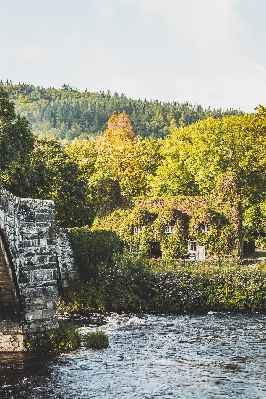 Découvrez le road trip en van ultime à travers la Grande-Bretagne ! Parcourez les paysages époustouflants du Pays de Galles, explorez ses monuments historiques et vivez l'aventure Vanlife. Parfait pour les voyageurs, couples, familles et amis en quête de liberté et de découverte. En route pour un voyage inoubliable à travers l'Europe ! Cliquez pour découvrir nos itinéraires, astuces et conseils pour un road trip parfait au Royaume-Uni. Ne manquez pas cette occasion de créer des souvenirs incroyables !