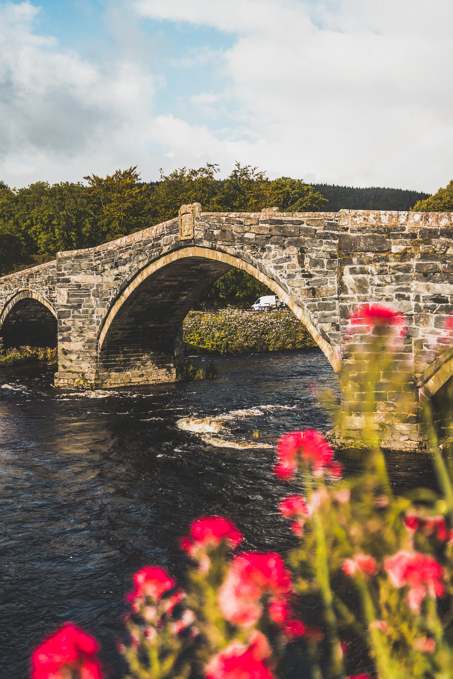 Découvrez le road trip en van ultime à travers la Grande-Bretagne ! Parcourez les paysages époustouflants du Pays de Galles, explorez ses monuments historiques et vivez l'aventure Vanlife. Parfait pour les voyageurs, couples, familles et amis en quête de liberté et de découverte. En route pour un voyage inoubliable à travers l'Europe ! Cliquez pour découvrir nos itinéraires, astuces et conseils pour un road trip parfait au Royaume-Uni. Ne manquez pas cette occasion de créer des souvenirs incroyables !