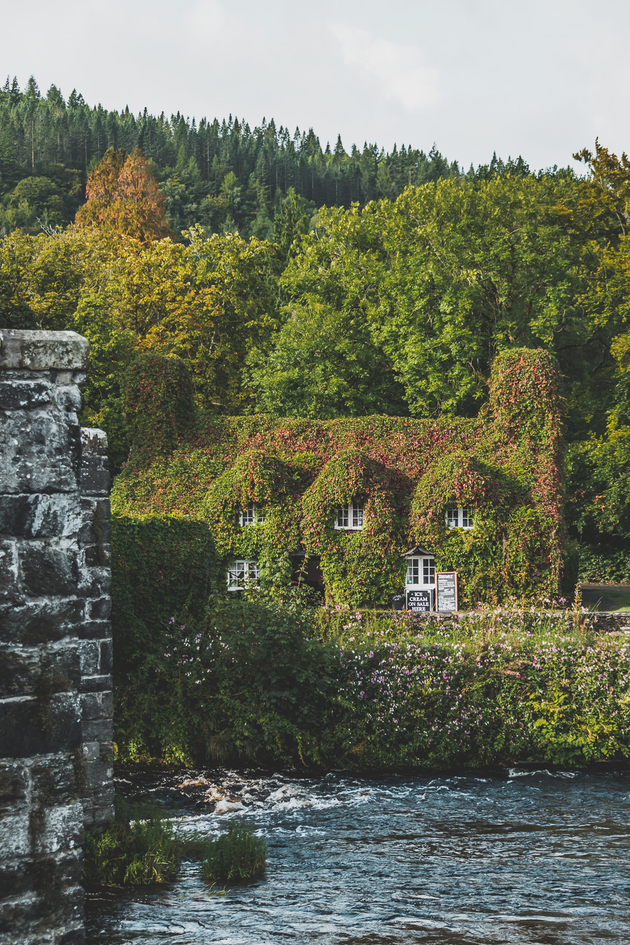 Découvrez le road trip en van ultime à travers la Grande-Bretagne ! Parcourez les paysages époustouflants du Pays de Galles, explorez ses monuments historiques et vivez l'aventure Vanlife. Parfait pour les voyageurs, couples, familles et amis en quête de liberté et de découverte. En route pour un voyage inoubliable à travers l'Europe ! Cliquez pour découvrir nos itinéraires, astuces et conseils pour un road trip parfait au Royaume-Uni. Ne manquez pas cette occasion de créer des souvenirs incroyables !