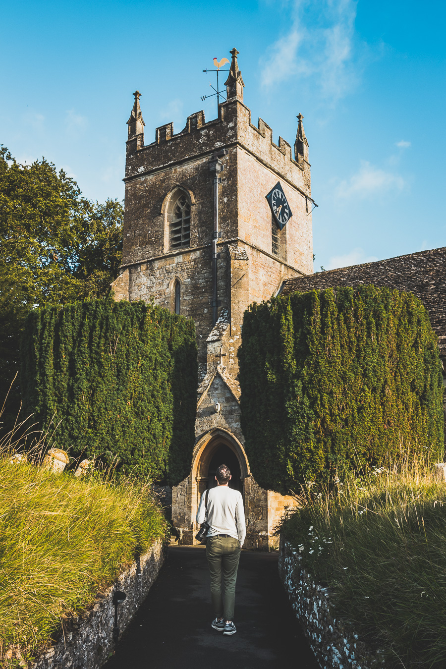 Découvrez les trésors cachés des Cotswolds au Royaume-Uni ! Plongez dans un paysage enchanteur, explorez des villages pittoresques et imprégnez-vous de l'histoire britannique. Parfait pour les road trips en van, les vacances en famille ou entre amis. Préparez-vous à être émerveillés par l'Angleterre rurale. Cliquez pour planifier votre escapade idéale dans le sud de l'Angleterre !