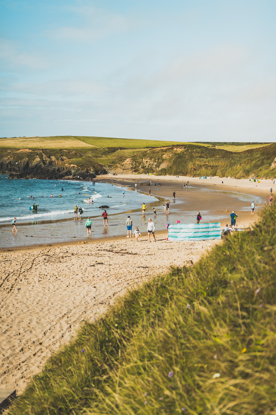 Découvrez le road trip en van ultime à travers la Grande-Bretagne ! Parcourez les paysages époustouflants du Pays de Galles, explorez ses monuments historiques et vivez l'aventure Vanlife. Parfait pour les voyageurs, couples, familles et amis en quête de liberté et de découverte. En route pour un voyage inoubliable à travers l'Europe ! Cliquez pour découvrir nos itinéraires, astuces et conseils pour un road trip parfait au Royaume-Uni. Ne manquez pas cette occasion de créer des souvenirs incroyables !