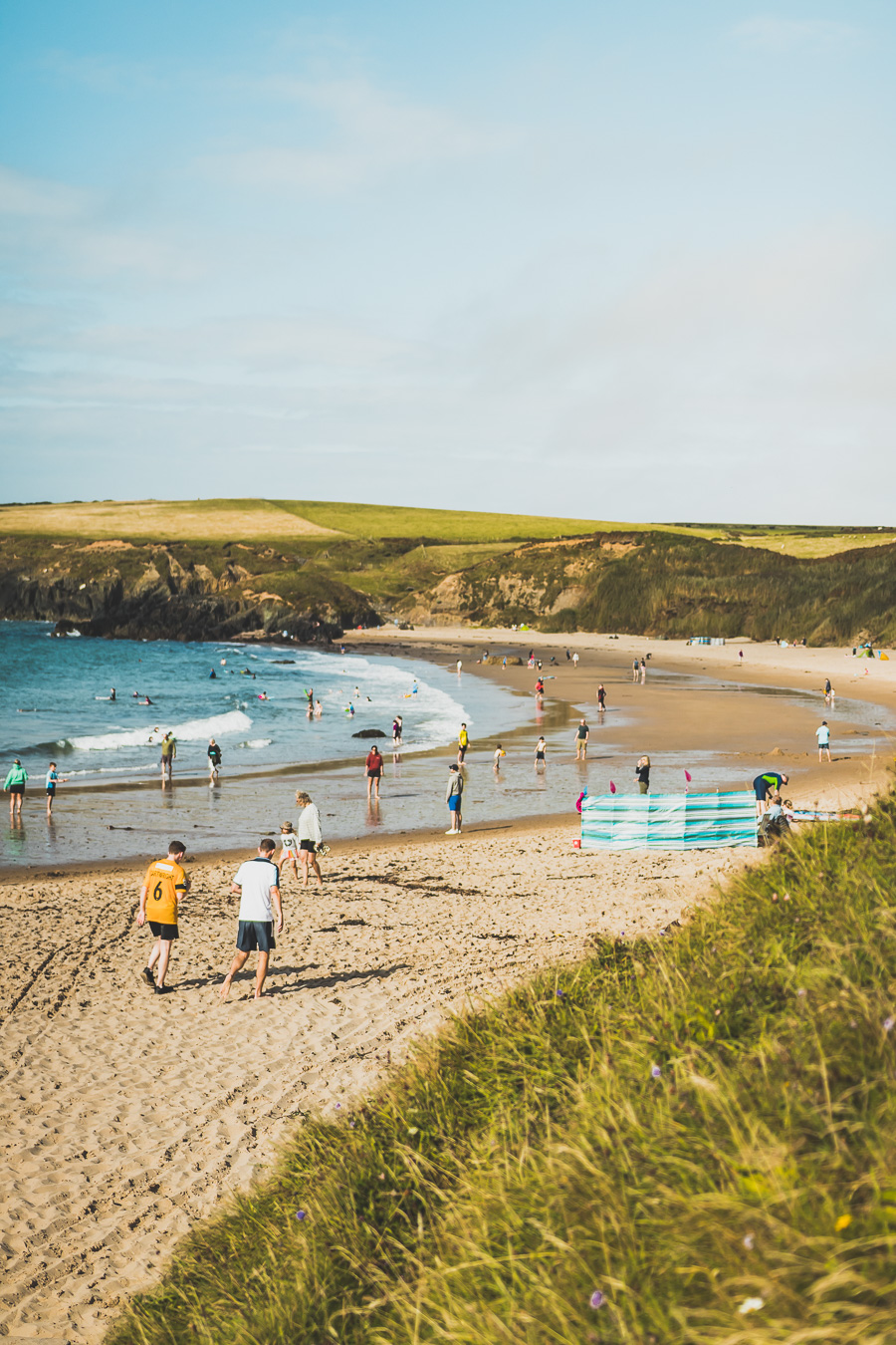 Découvrez le road trip en van ultime à travers la Grande-Bretagne ! Parcourez les paysages époustouflants du Pays de Galles, explorez ses monuments historiques et vivez l'aventure Vanlife. Parfait pour les voyageurs, couples, familles et amis en quête de liberté et de découverte. En route pour un voyage inoubliable à travers l'Europe ! Cliquez pour découvrir nos itinéraires, astuces et conseils pour un road trip parfait au Royaume-Uni. Ne manquez pas cette occasion de créer des souvenirs incroyables !