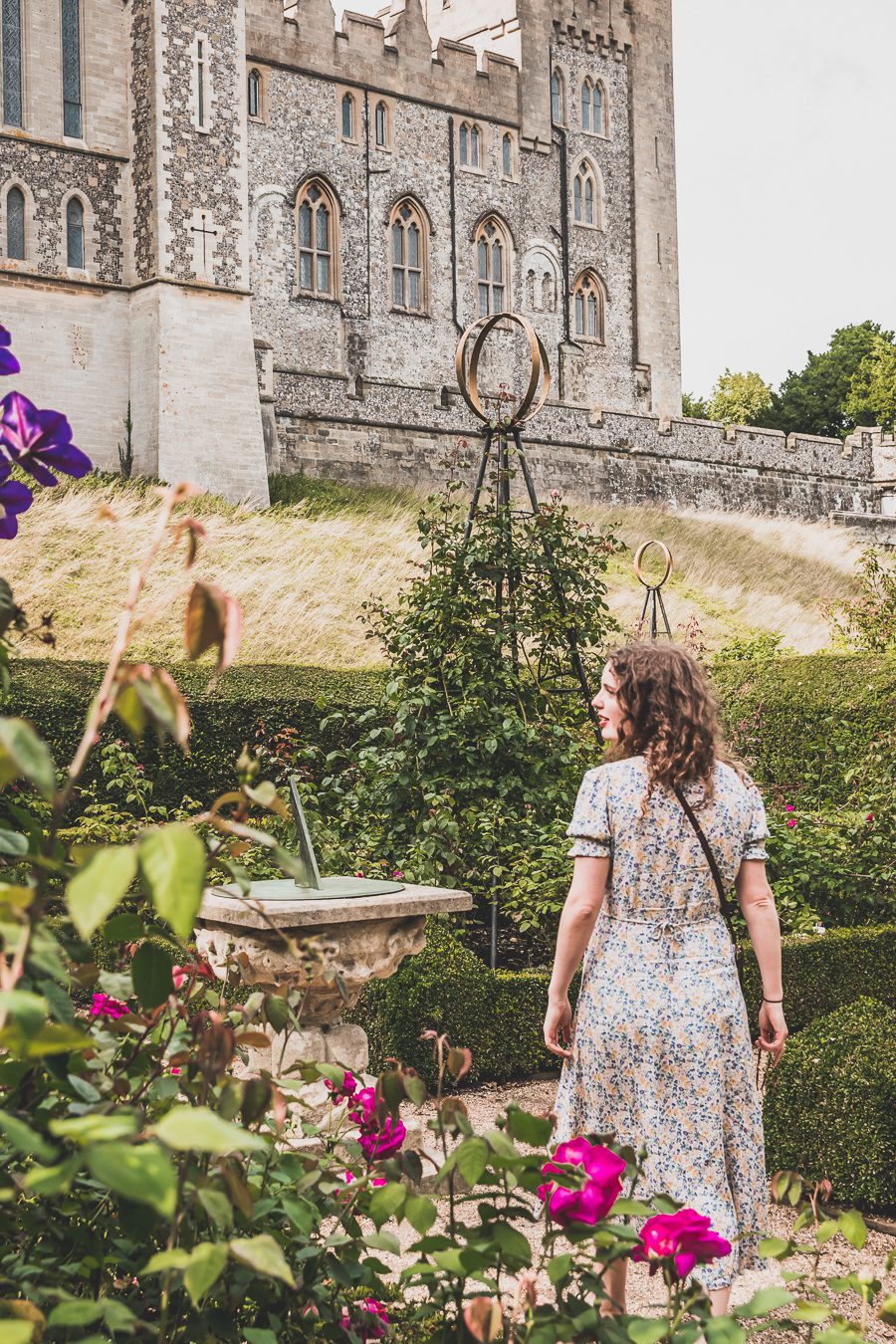 Découvrez les trésors du Sud de l'Angleterre en road trip ! De la beauté des Cotswolds aux falaises du Dorset, explorez des paysages à couper le souffle, des villages charmants et des monuments emblématiques. En van ou en voiture, laissez-vous séduire par la magie des Cornouailles et du Devon. Préparez-vous à des aventures mémorables et des panoramas incroyables. Cliquez pour trouver les meilleurs itinéraires et conseils pratiques pour un voyage inoubliable !