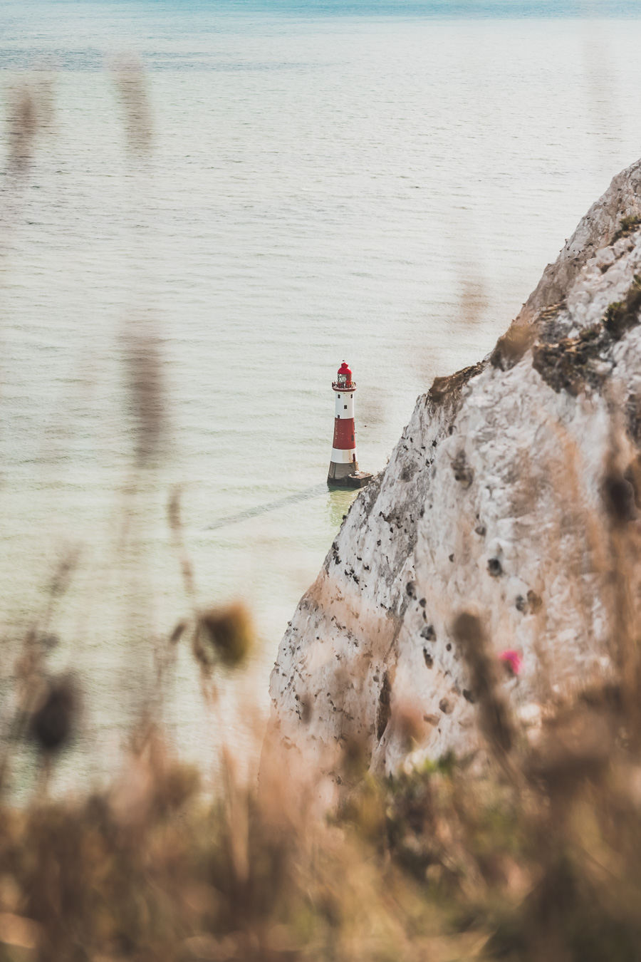 Découvrez les trésors du Sud de l'Angleterre en road trip ! De la beauté des Cotswolds aux falaises du Dorset, explorez des paysages à couper le souffle, des villages charmants et des monuments emblématiques. En van ou en voiture, laissez-vous séduire par la magie des Cornouailles et du Devon. Préparez-vous à des aventures mémorables et des panoramas incroyables. Cliquez pour trouver les meilleurs itinéraires et conseils pratiques pour un voyage inoubliable !