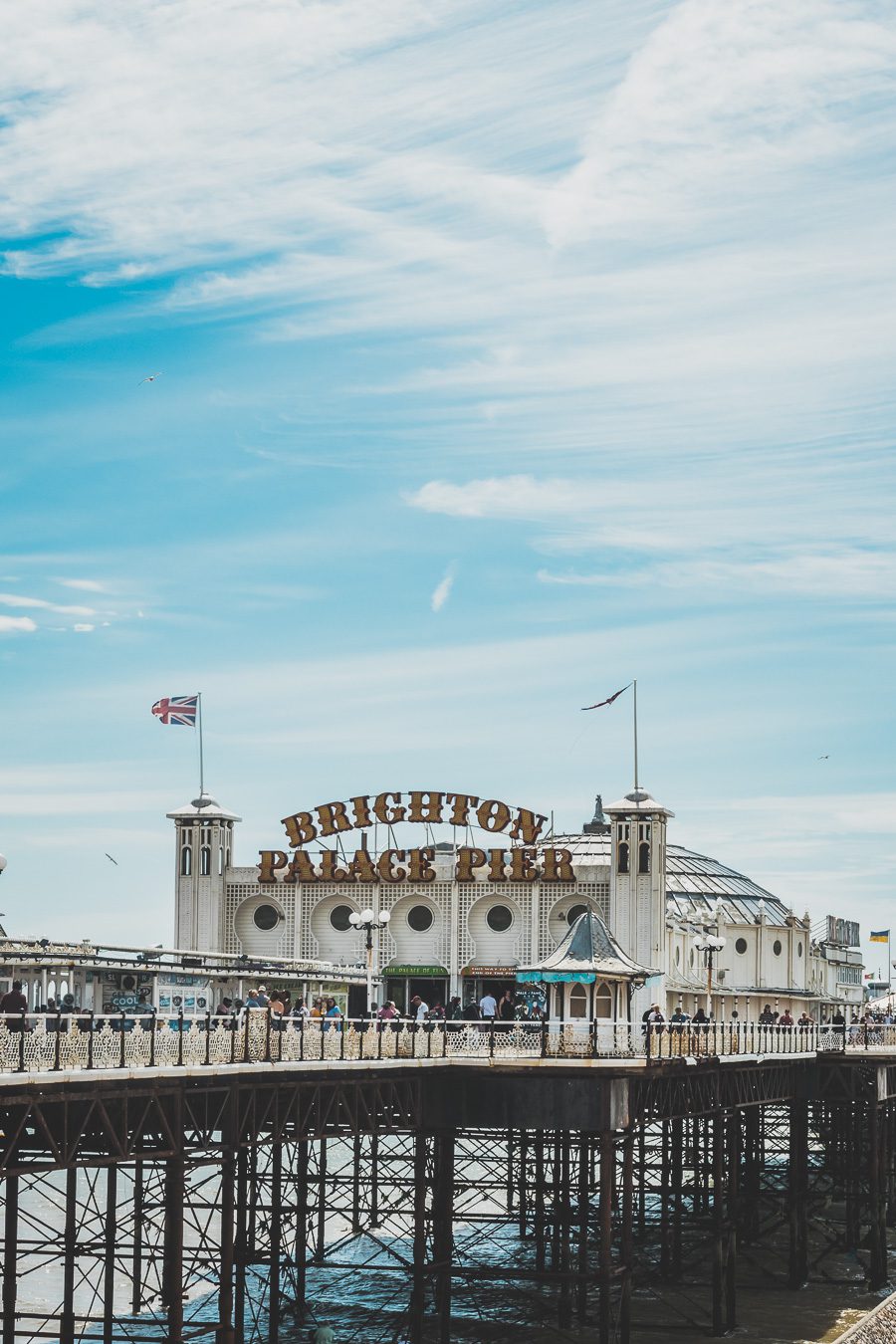 Découvrez les trésors du Sud de l'Angleterre en road trip ! De la beauté des Cotswolds aux falaises du Dorset, explorez des paysages à couper le souffle, des villages charmants et des monuments emblématiques. En van ou en voiture, laissez-vous séduire par la magie des Cornouailles et du Devon. Préparez-vous à des aventures mémorables et des panoramas incroyables. Cliquez pour trouver les meilleurs itinéraires et conseils pratiques pour un voyage inoubliable !