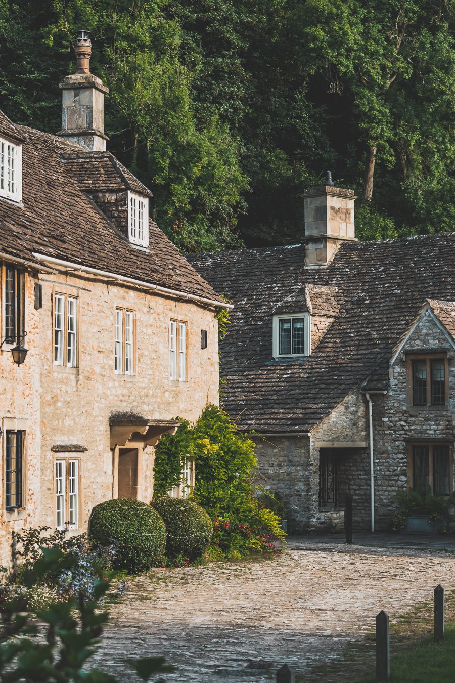 Découvrez les trésors du Sud de l'Angleterre en road trip ! De la beauté des Cotswolds aux falaises du Dorset, explorez des paysages à couper le souffle, des villages charmants et des monuments emblématiques. En van ou en voiture, laissez-vous séduire par la magie des Cornouailles et du Devon. Préparez-vous à des aventures mémorables et des panoramas incroyables. Cliquez pour trouver les meilleurs itinéraires et conseils pratiques pour un voyage inoubliable !