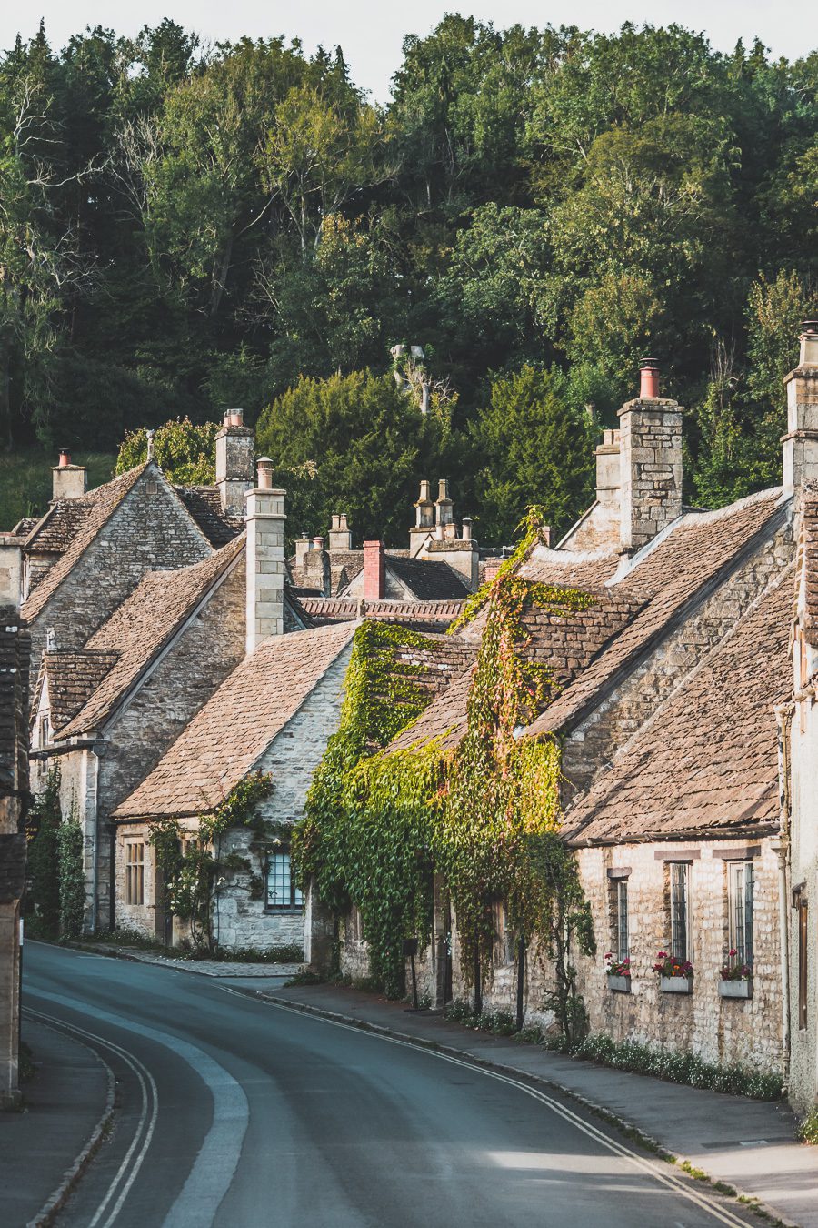 Découvrez les trésors du Sud de l'Angleterre en road trip ! De la beauté des Cotswolds aux falaises du Dorset, explorez des paysages à couper le souffle, des villages charmants et des monuments emblématiques. En van ou en voiture, laissez-vous séduire par la magie des Cornouailles et du Devon. Préparez-vous à des aventures mémorables et des panoramas incroyables. Cliquez pour trouver les meilleurs itinéraires et conseils pratiques pour un voyage inoubliable !