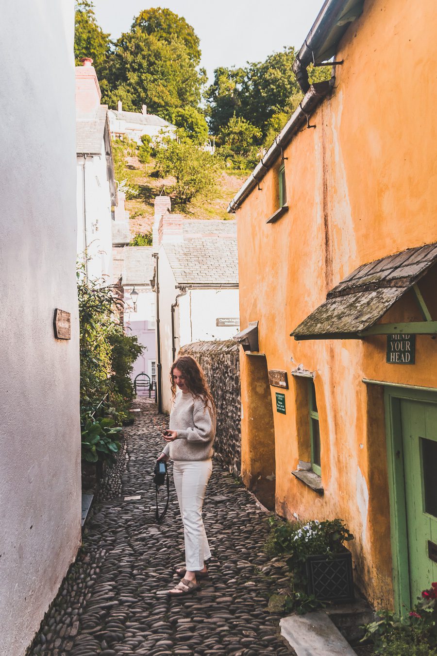 Découvrez les trésors du Sud de l'Angleterre en road trip ! De la beauté des Cotswolds aux falaises du Dorset, explorez des paysages à couper le souffle, des villages charmants et des monuments emblématiques. En van ou en voiture, laissez-vous séduire par la magie des Cornouailles et du Devon. Préparez-vous à des aventures mémorables et des panoramas incroyables. Cliquez pour trouver les meilleurs itinéraires et conseils pratiques pour un voyage inoubliable !