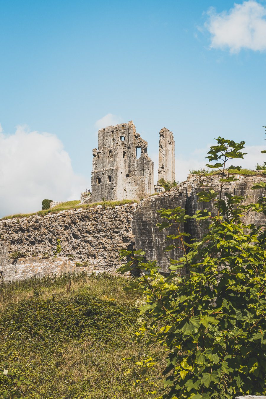 Découvrez les trésors du Sud de l'Angleterre en road trip ! De la beauté des Cotswolds aux falaises du Dorset, explorez des paysages à couper le souffle, des villages charmants et des monuments emblématiques. En van ou en voiture, laissez-vous séduire par la magie des Cornouailles et du Devon. Préparez-vous à des aventures mémorables et des panoramas incroyables. Cliquez pour trouver les meilleurs itinéraires et conseils pratiques pour un voyage inoubliable !