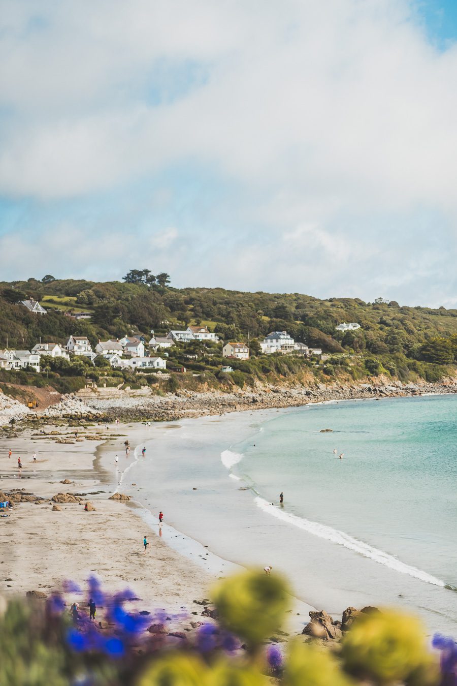 Découvrez les trésors du Sud de l'Angleterre en road trip ! De la beauté des Cotswolds aux falaises du Dorset, explorez des paysages à couper le souffle, des villages charmants et des monuments emblématiques. En van ou en voiture, laissez-vous séduire par la magie des Cornouailles et du Devon. Préparez-vous à des aventures mémorables et des panoramas incroyables. Cliquez pour trouver les meilleurs itinéraires et conseils pratiques pour un voyage inoubliable !