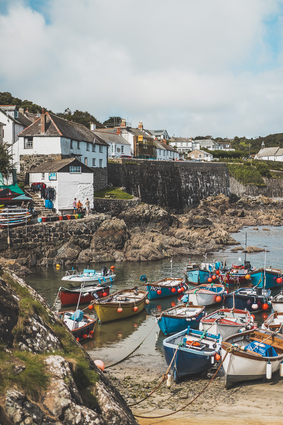 Découvrez les trésors du Sud de l'Angleterre en road trip ! De la beauté des Cotswolds aux falaises du Dorset, explorez des paysages à couper le souffle, des villages charmants et des monuments emblématiques. En van ou en voiture, laissez-vous séduire par la magie des Cornouailles et du Devon. Préparez-vous à des aventures mémorables et des panoramas incroyables. Cliquez pour trouver les meilleurs itinéraires et conseils pratiques pour un voyage inoubliable !