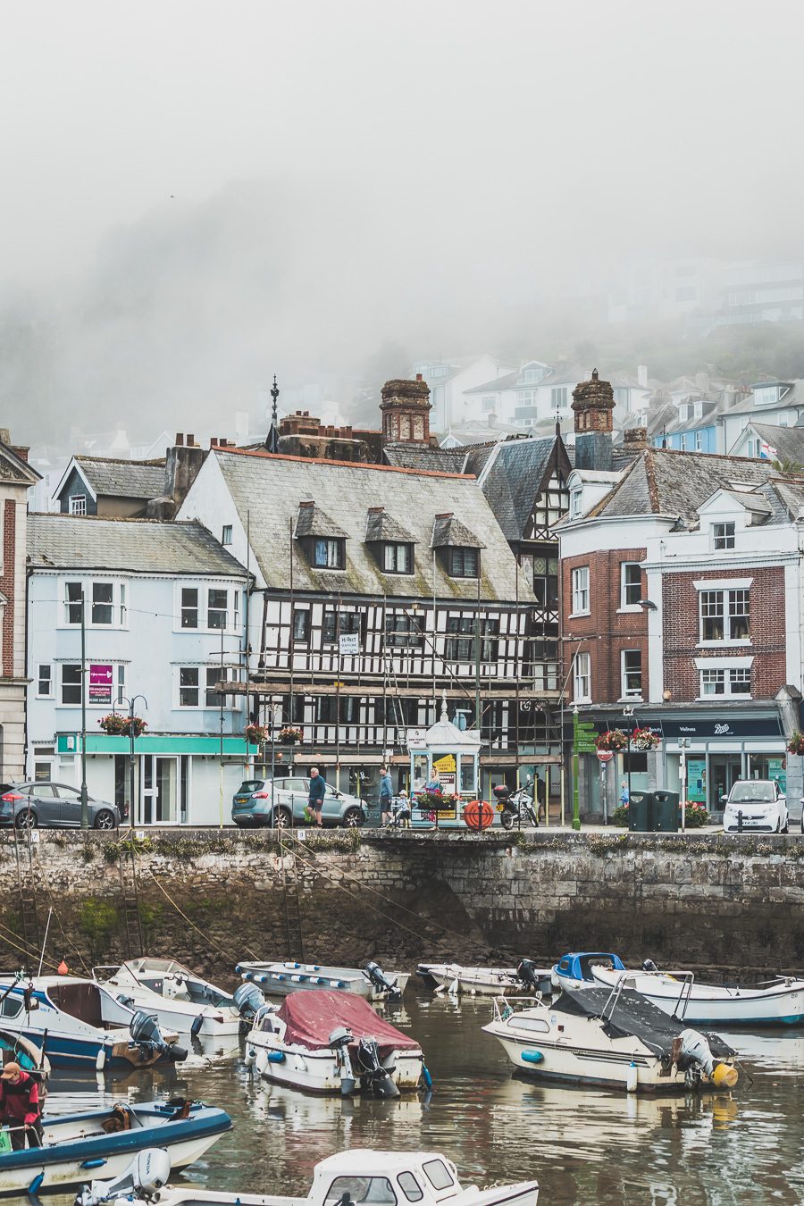 Découvrez les trésors du Sud de l'Angleterre en road trip ! De la beauté des Cotswolds aux falaises du Dorset, explorez des paysages à couper le souffle, des villages charmants et des monuments emblématiques. En van ou en voiture, laissez-vous séduire par la magie des Cornouailles et du Devon. Préparez-vous à des aventures mémorables et des panoramas incroyables. Cliquez pour trouver les meilleurs itinéraires et conseils pratiques pour un voyage inoubliable !