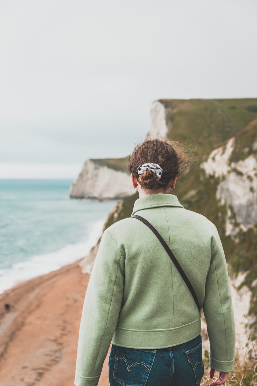 Découvrez les trésors du Sud de l'Angleterre en road trip ! De la beauté des Cotswolds aux falaises du Dorset, explorez des paysages à couper le souffle, des villages charmants et des monuments emblématiques. En van ou en voiture, laissez-vous séduire par la magie des Cornouailles et du Devon. Préparez-vous à des aventures mémorables et des panoramas incroyables. Cliquez pour trouver les meilleurs itinéraires et conseils pratiques pour un voyage inoubliable !