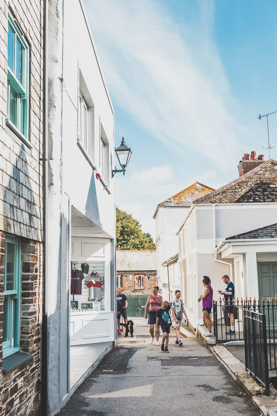 Découvrez les trésors du Sud de l'Angleterre en road trip ! De la beauté des Cotswolds aux falaises du Dorset, explorez des paysages à couper le souffle, des villages charmants et des monuments emblématiques. En van ou en voiture, laissez-vous séduire par la magie des Cornouailles et du Devon. Préparez-vous à des aventures mémorables et des panoramas incroyables. Cliquez pour trouver les meilleurs itinéraires et conseils pratiques pour un voyage inoubliable !