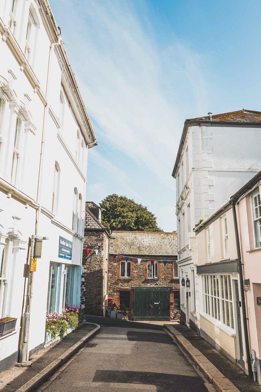 Découvrez les trésors du Sud de l'Angleterre en road trip ! De la beauté des Cotswolds aux falaises du Dorset, explorez des paysages à couper le souffle, des villages charmants et des monuments emblématiques. En van ou en voiture, laissez-vous séduire par la magie des Cornouailles et du Devon. Préparez-vous à des aventures mémorables et des panoramas incroyables. Cliquez pour trouver les meilleurs itinéraires et conseils pratiques pour un voyage inoubliable !