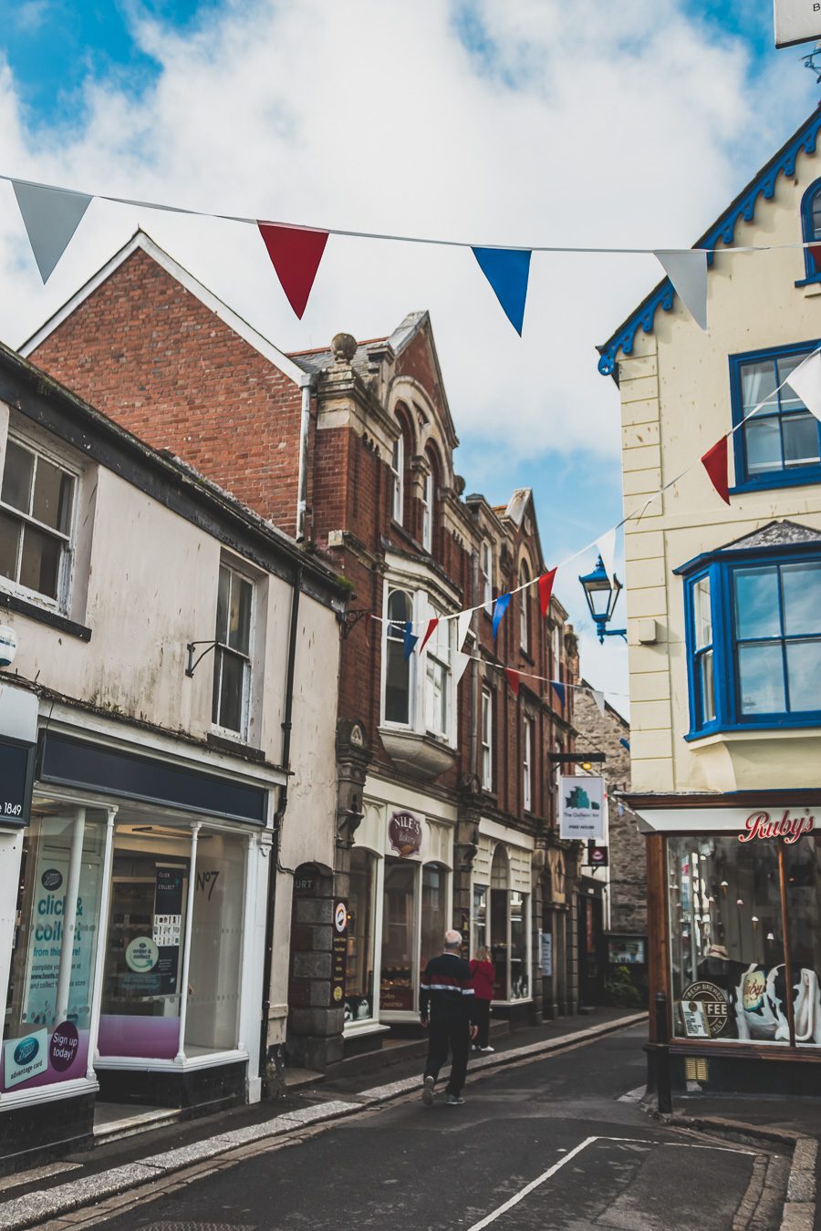 Découvrez les trésors du Sud de l'Angleterre en road trip ! De la beauté des Cotswolds aux falaises du Dorset, explorez des paysages à couper le souffle, des villages charmants et des monuments emblématiques. En van ou en voiture, laissez-vous séduire par la magie des Cornouailles et du Devon. Préparez-vous à des aventures mémorables et des panoramas incroyables. Cliquez pour trouver les meilleurs itinéraires et conseils pratiques pour un voyage inoubliable !