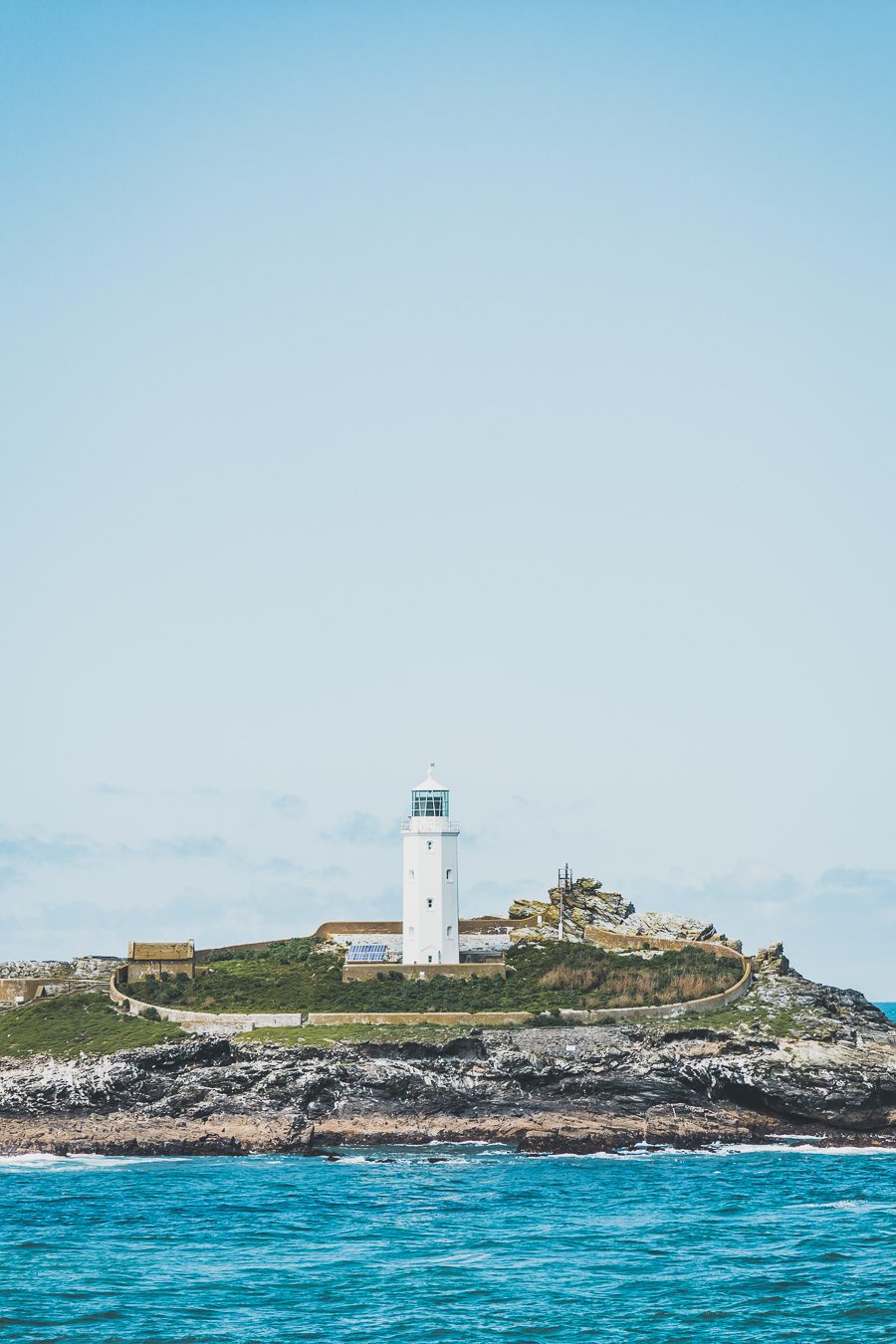 Découvrez les trésors du Sud de l'Angleterre en road trip ! De la beauté des Cotswolds aux falaises du Dorset, explorez des paysages à couper le souffle, des villages charmants et des monuments emblématiques. En van ou en voiture, laissez-vous séduire par la magie des Cornouailles et du Devon. Préparez-vous à des aventures mémorables et des panoramas incroyables. Cliquez pour trouver les meilleurs itinéraires et conseils pratiques pour un voyage inoubliable !